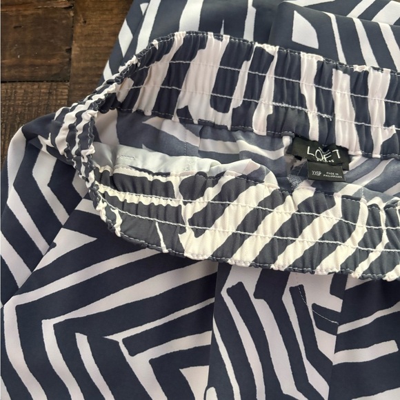 LOFT Ann Taylor  Geometric Palazzo Pants. Two front pockets, two back pockets. - Picture 15 of 15
